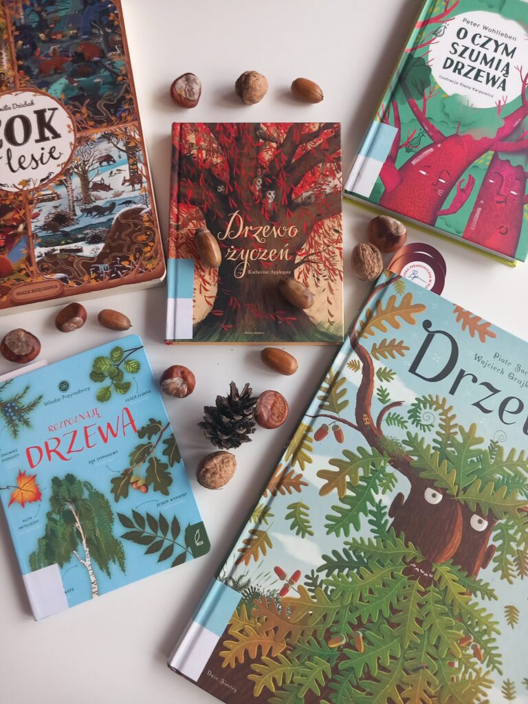 na zdjęciu widać 5 książek dla dzieci o drzewach