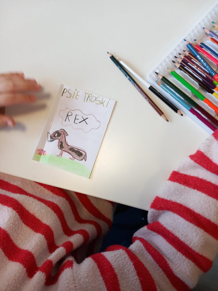 Na zdjęciu widać książeczkę z papieru zrobioną przez dziecko