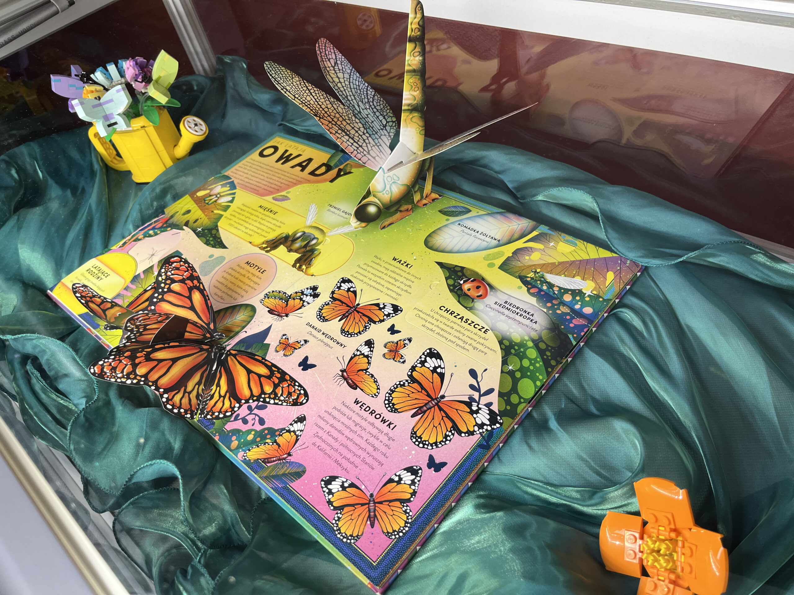 Wystawa "Wiosna w edukacji - książki, które budzą do życia"